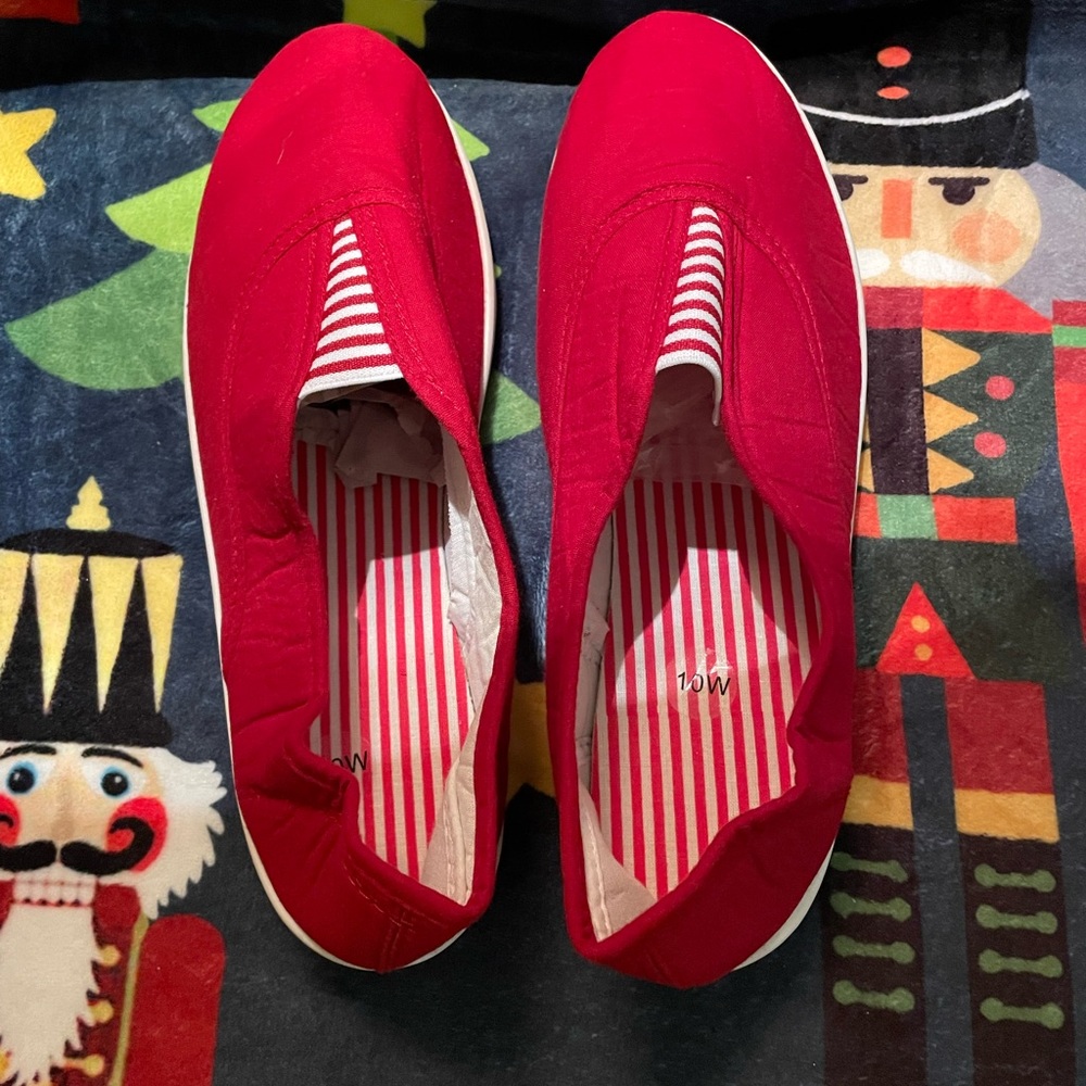 10 WIDE Collections Etc women’s. Canvas slip on. Red and White
